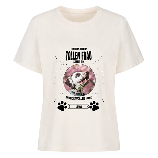 Hinter jeder tollen Frau steht ein noch tollerer Hund - T-Shirt