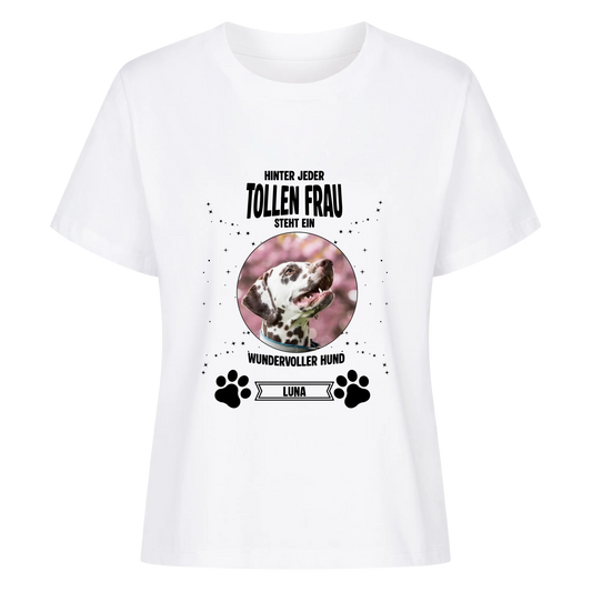 Hinter jeder tollen Frau steht ein noch tollerer Hund - T-Shirt